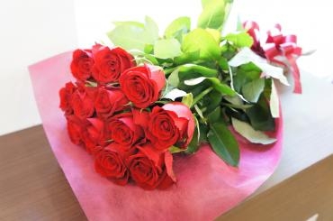 ダズンローズでプロポーズ 花屋ブログ 愛知県名古屋市中村区の花屋 フローラルはなじんにフラワーギフトはお任せください 当店は 安心と信頼の花 キューピット加盟店です 花キューピットタウン