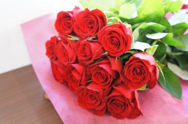 ダズンローズでプロポーズ 花屋ブログ 愛知県名古屋市中村区の花屋 フローラルはなじんにフラワーギフトはお任せください 当店は 安心と信頼の花 キューピット加盟店です 花キューピットタウン