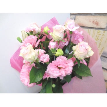 ピンク色の可愛い花束