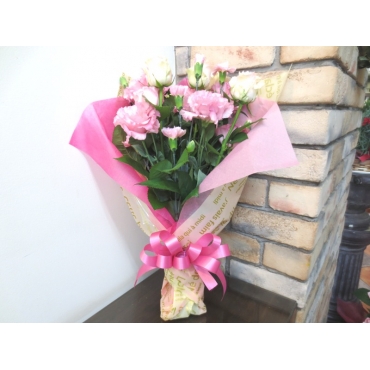 ピンク色の可愛い花束